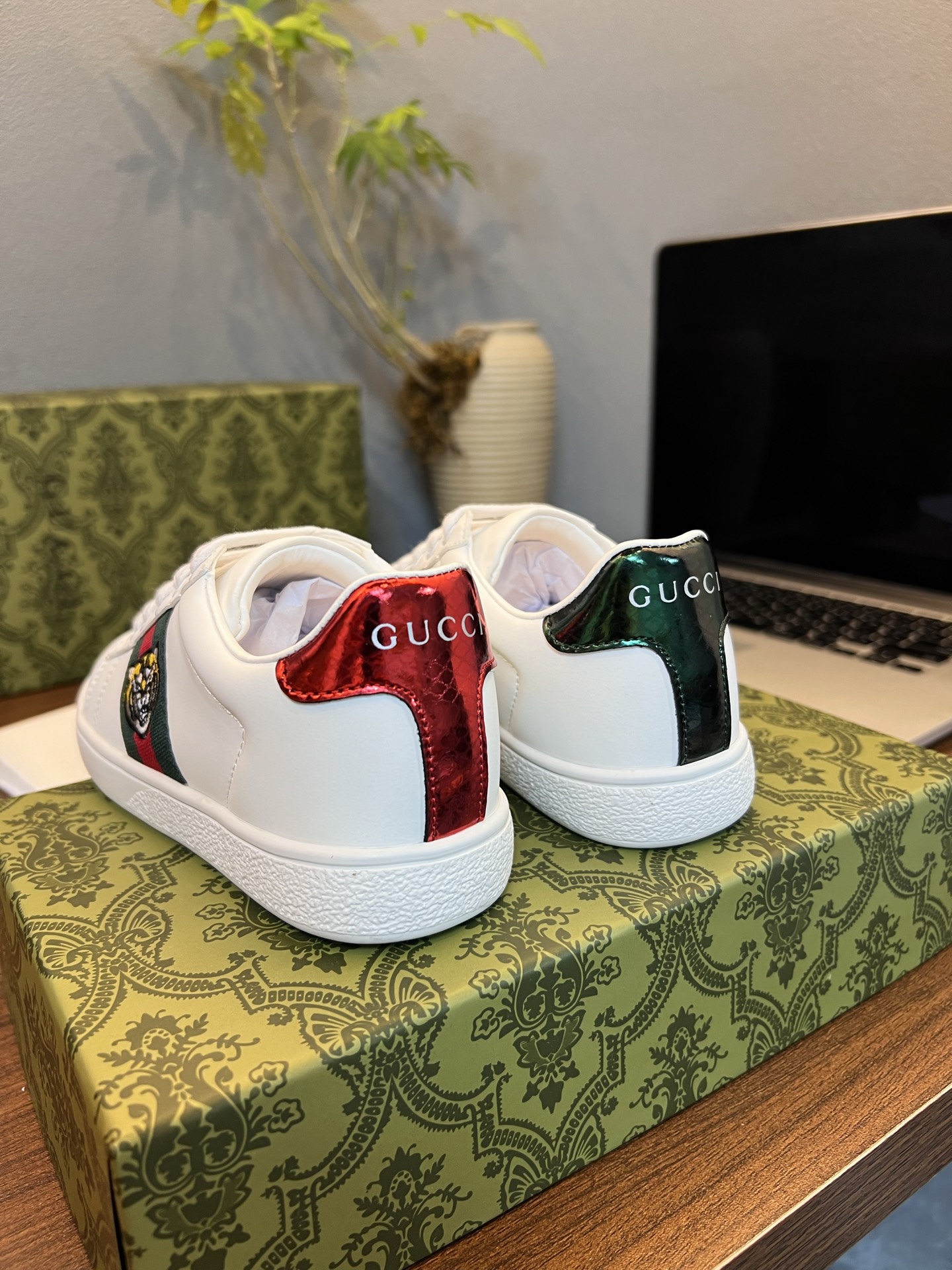 Children's shoes child